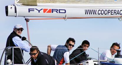 Marc Llinares, a la izquierda con gorra, en una regata junto a Jos&eacute; Luis Maldonado, en el barco subvencionado.