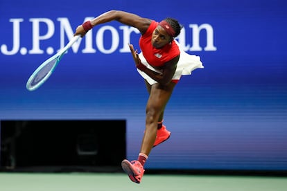 Gauff sirve durante el partido contra Tomljanovic.