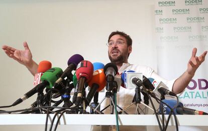 Albano-Dante Fachin, former leader of Podem, criticizes Pablo Iglesias at a press conference.