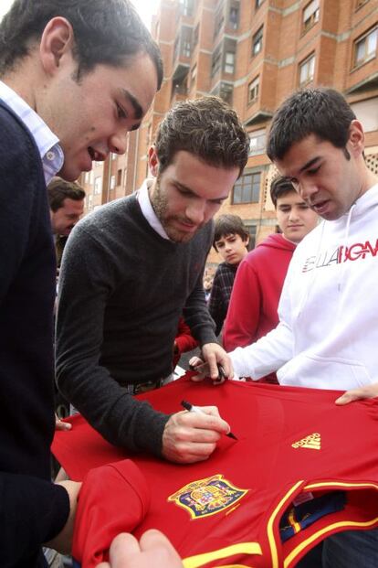 Mata firma una camiseta de la selección durante la inauguración del parque que lleva su nombre.