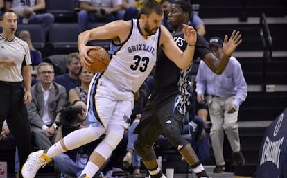 Marc Gasol, ante Dieng, en el partido Memphis-Minnesota.