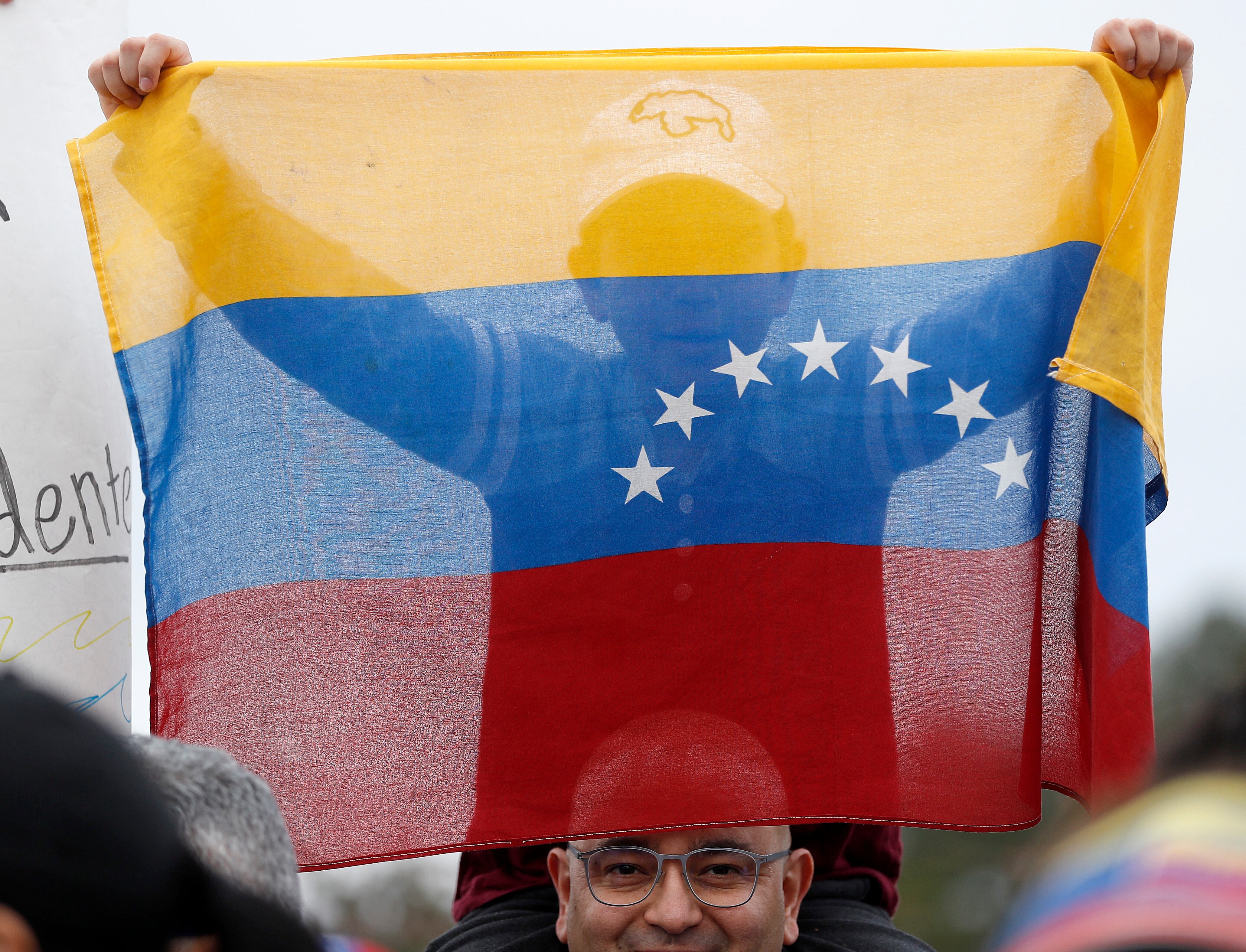 Un niño lleva una bandera venezolana durante una protesta política en febrero de 2019 en Katy (Texas).