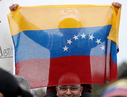 Un niño lleva una bandera venezolana durante una protesta política en febrero de 2019 en Katy (Texas).