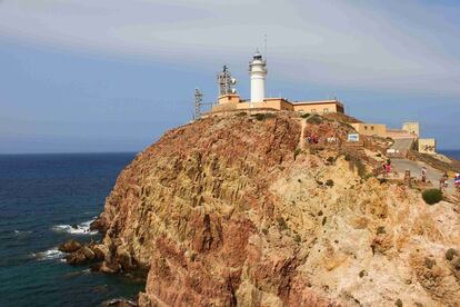 El Geoparque de Cabo de Gata-Níjar no es solo un destino de verano, es la perfecta mezcla entre una espectacular geomorfología litoral y materiales rocosos que nos relatan historias de antiguas erupciones volcánicas. “Constituye una de las franjas costeras más peculiares y un ejemplo único de la estepa mediterránea”, asegura Gabriel Chicote. En el Geoparque de Cabo de Gata-Níjar hay dos grandes unidades fisiográficas: la sierra volcánica del Cabo y la llanura litoral de la Bahía de Almería. Visita la página web: https://www.degata.com/geoparque-cabo-de-gata/