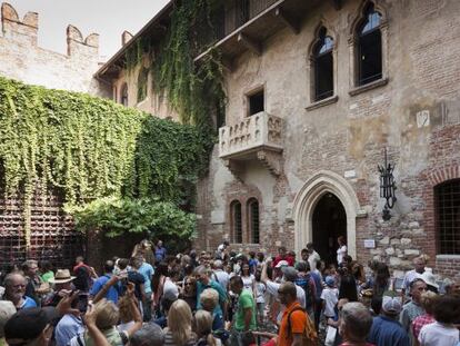 Una multitud de turistas frente al balc&oacute;n de Julieta en Verona. 