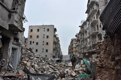 Membro das forças que apoiam o Governo sírio em uma rua totalmente destruída no recém capturado bairro de Al-Kalasseh, em 13 de dezembro