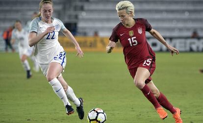 Megan Rapinoe (a la derecha) durante un partdio con la selección nacional de Estados Unidos.