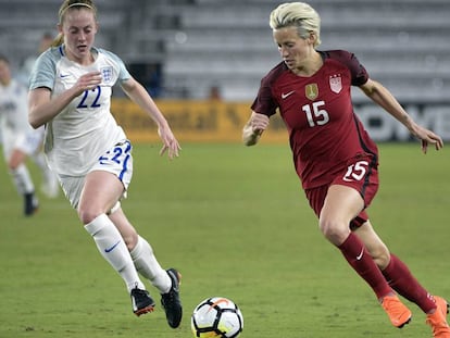 Megan Rapinoe (a la derecha) durante un partdio con la selección nacional de Estados Unidos.