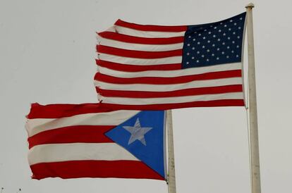 La bandera de Puerto Rico junto a la de Estados Unidos.