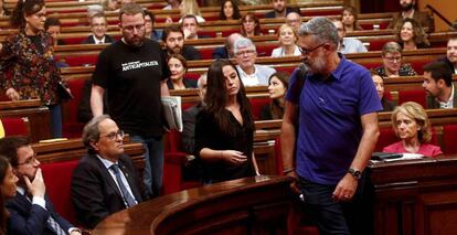 Los diputados de la CUP abandonan el Parlament, el 26 de septiembre.