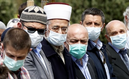 Un grupo de hombres en un funeral en Sarajevo (Bosnia), el jueves 30 de abril.