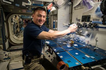 El astronauta de la NASA Kjell Lindgren prepara un café a bordo de la Estación Espacial Internacional.