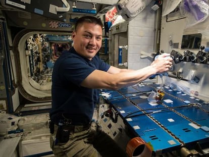 El astronauta de la NASA Kjell Lindgren prepara un café a bordo de la Estación Espacial Internacional.