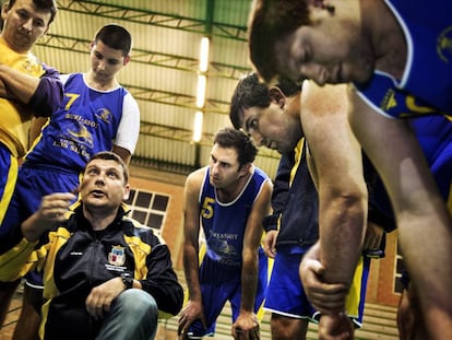 Osvaldo Márquez es un pequeño empresario uruguayo que tiene un hijo con síndrome de Down, su otra pasión es entrenar a los chicos del club Aderes de baloncesto.