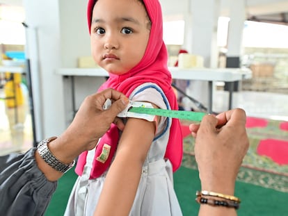 Chequeo médico de una niña en Banda Aceh (Indonesia), este 8 de junio.