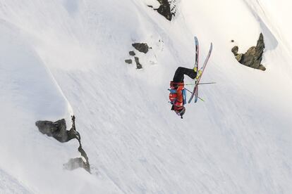 El estadounidense Ryan Faye participa en la competición masculina de ski durante el Verbier Xtreme, en las finales del Freeride World Tour (FWT) en las montañas Bec des Rosses, sobre la estación Verbier de los Alpes Suizos.