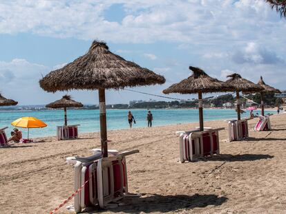 Sombrillas y tumbonas en la playa de Alcudia, en Mallorca, el pasado domingo.