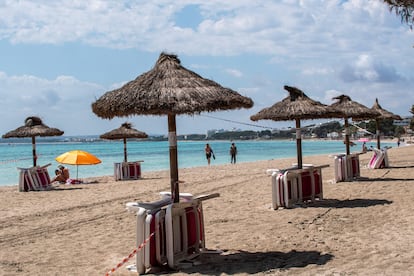 Sombrillas y tumbonas en la playa de Alcudia, en Mallorca, el pasado domingo.