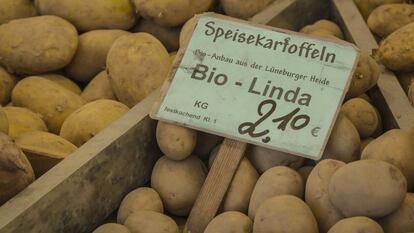 Patatas biológicas en un puesto de un mercadillo al aire libre en la Karl-August-Platz, en Berlín.