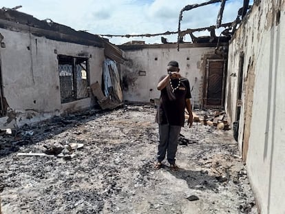 Un hombre, entre los restos de un edificio arrasado por hombres armados en Mamfe, región Suroeste de Camerún, el 6 de noviembre.