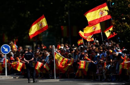 El público ondea banderas de España.