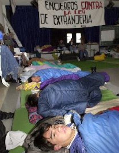 Inmigrantes sin papeles, ayer, en la parroquia de San Ambrosio.