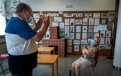 Un hombre charla con su madre, ingresada en una residencia de ancianos de Valencia.