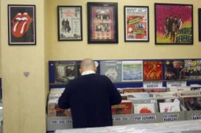 Un hombre busca entre el amplio catálogo de vinilos que ofrece una mítica tienda madrileña. EFE/Archivo