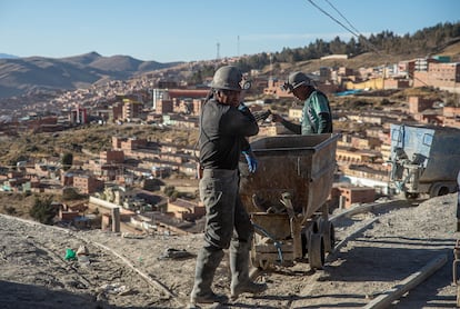 Mineros saliendo de una de las minas del Cerro Rico con el mineral extraído.
