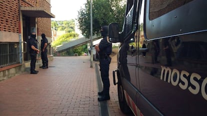 Tres policías en el operativo de Ciutat Meridiana.