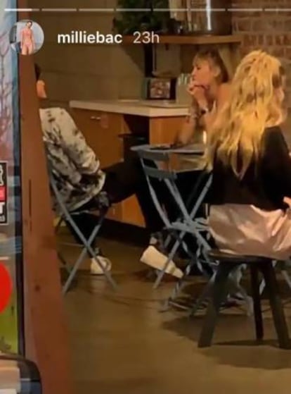 Miley Cyrus y Cody Simpson en un restaurante en Los Ángeles, el jueves, en un vídeo de una usuaria de Instagram.