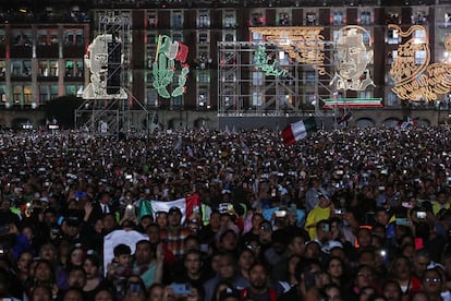 Miles de personas llenan la explanada del Zócalo.