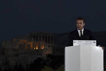 Emmanuel Macron, con la Acr&oacute;polis de fondo, este jueves en Atenas