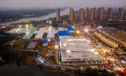 Miles de obreros han trabajado día y noche para levantar el hospital. En la imagen, vista general del centro sanitario durante las labores de construcción, este domingo.