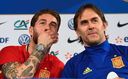 Sergio Ramos y Lopetegui charlan en el estadio de Saint-Denis durante el amistoso de marzo contra Francia.