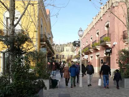 La Roca Village es basa essencialment en un carrer, com als westerns. 