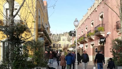 La Roca Village es basa essencialment en un carrer, com als westerns. 