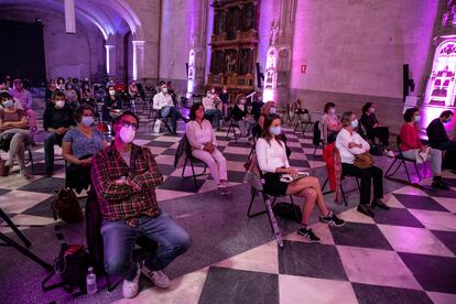 El aula magna de la IE durante la charla con el escritor francés Éric Vuillard, el pasado sábado.