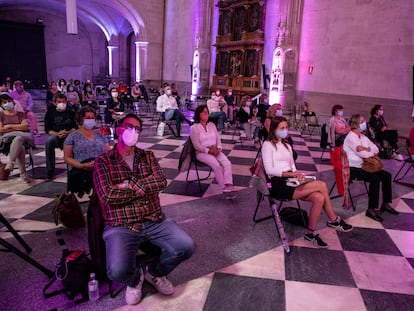 El aula magna de la IE durante la charla con el escritor francés Éric Vuillard, el pasado sábado.