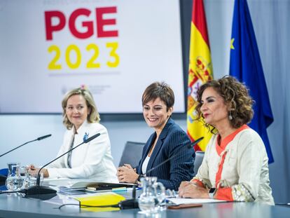 Rueda de prensa posterior al consejo de ministros. Nadia Calviño, vicepresidenta primera del Gobierno y ministra de Asuntos Económicos, María Jesús Montero, ministra de Hacienda, y Función Pública, y la ministra de Política Territorial y portavoz del Gobierno, Isabel Rodríguez.