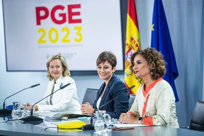 Rueda de prensa posterior al consejo de ministros. Nadia Calviño, vicepresidenta primera del Gobierno y ministra de Asuntos Económicos, María Jesús Montero, ministra de Hacienda, y Función Pública, y la ministra de Política Territorial y portavoz del Gobierno, Isabel Rodríguez.