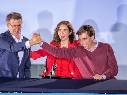 Feijóo, Ayuso y Almeida, en el balcón de la sede del PP en la calle Génova de Madrid, la noche electoral del 28-M.