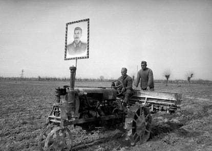 Los campesinos trabajan en un tractor presidido por la fotografía de Stalin. La propaganda del aparato del Kremlin llegaba incluso hasta los campos de la remota Uzbekistán.