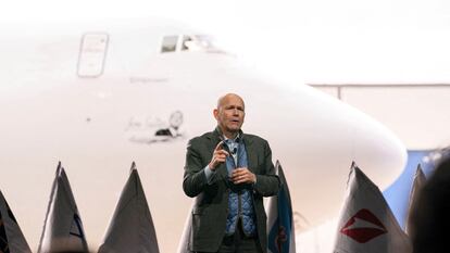 Dave Calhoun, consejero delegado de Boeing, habla en el escenario durante la entrega del último avión 747 en su planta de Everett, Washington, Estados Unidos.