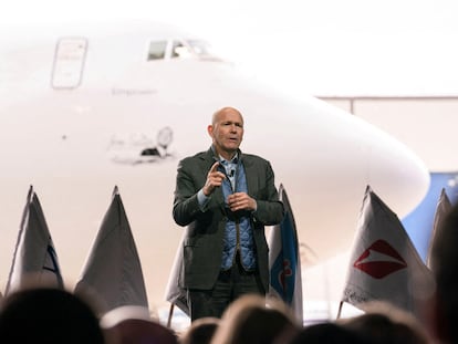 Dave Calhoun, consejero delegado de Boeing, habla en el escenario durante la entrega del último avión 747 en su planta de Everett, Washington, Estados Unidos.