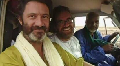 Vilalta (izda) y Pascual, con Omar Saharahuial volante del todoterreno en una imagen de TV3