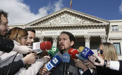 El l&iacute;der de Podemos, Pablo Iglesias, rodeado de periodistas ante el Congreso.