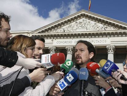 El l&iacute;der de Podemos, Pablo Iglesias, rodeado de periodistas ante el Congreso.