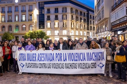 Decenas de personas se concentraron el martes en el centro de Málaga en repulsa por el asesinato de una mujer de 48 años a manos de su marido en Benalmádena.