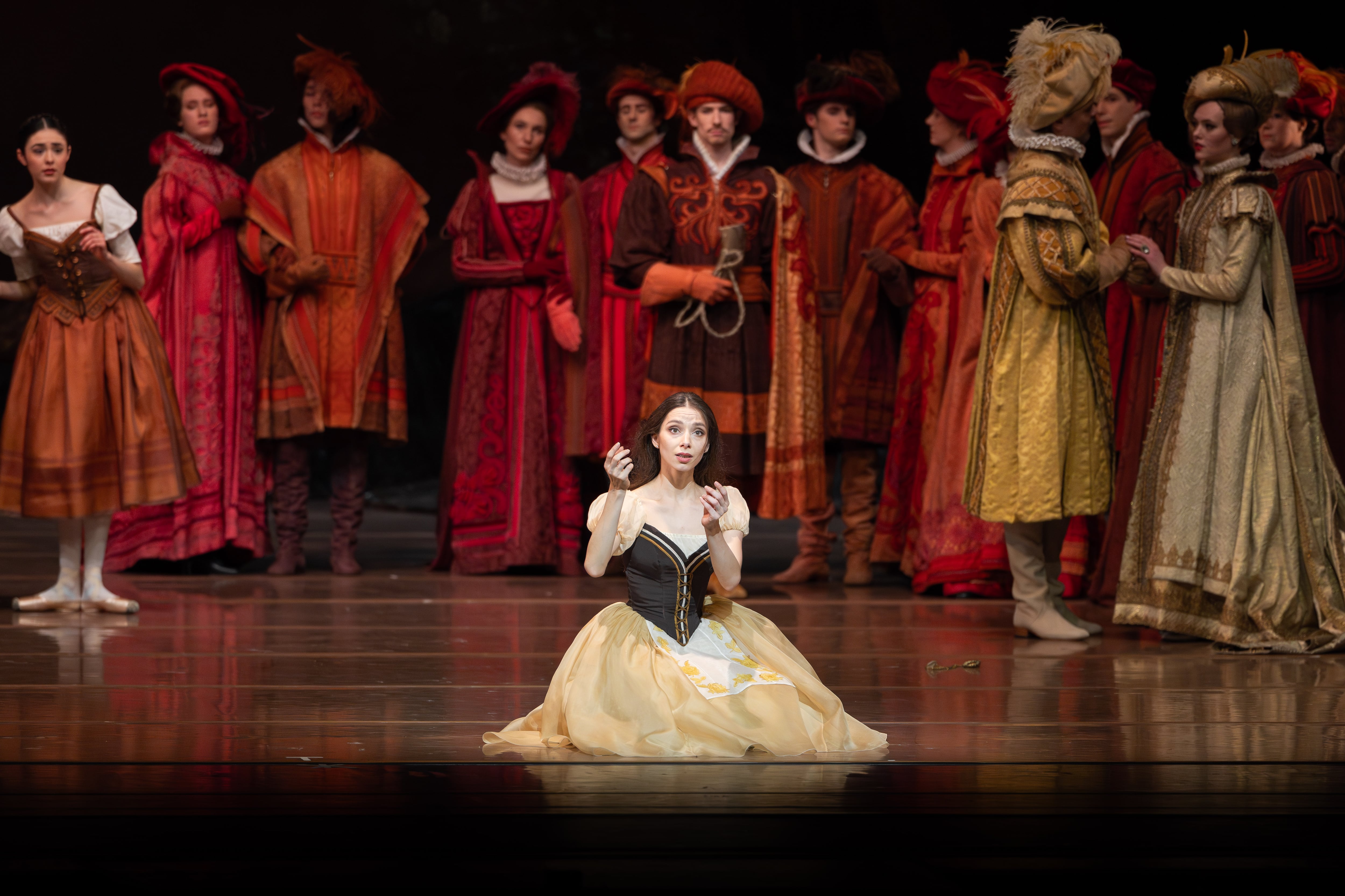 Un momento del ballet en el que Giselle enloquece tras descubrir la traición de Albrecht.